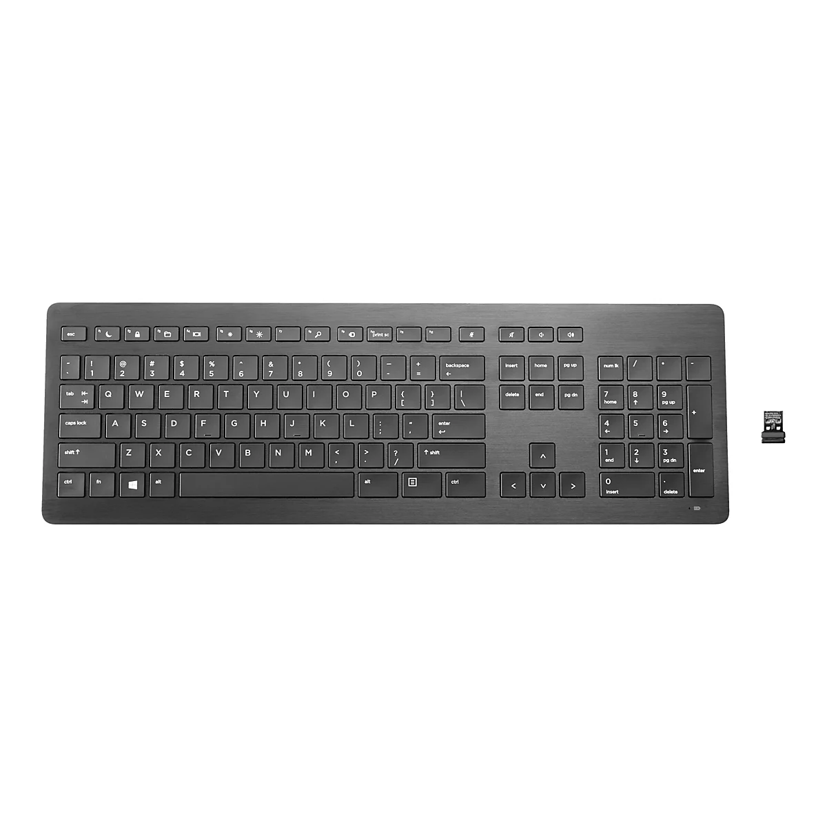 Draufsicht auf eine dunkle Computer-Tastatur. Tasten mit Buchstaben, Ziffern und Sonderzeichen. Rechts ist ein USB-Empfänger.