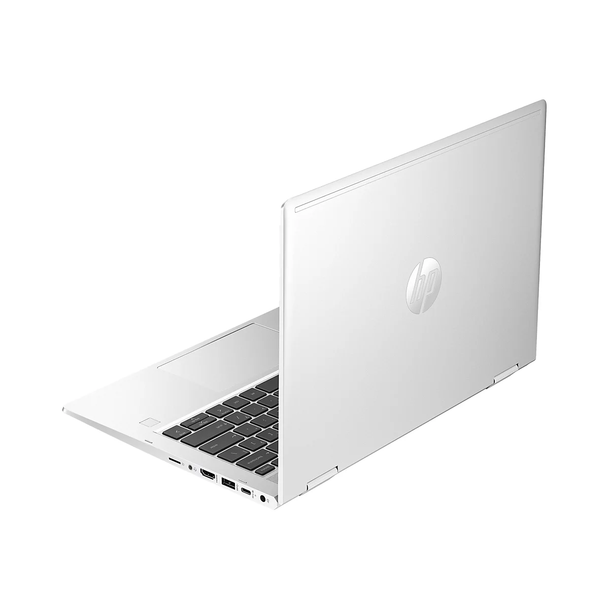 Ein silberner HP-Laptop in leicht schräger Perspektive. Tastatur unten links, HP-Logo auf dem Deckel, weißer Hintergrund.