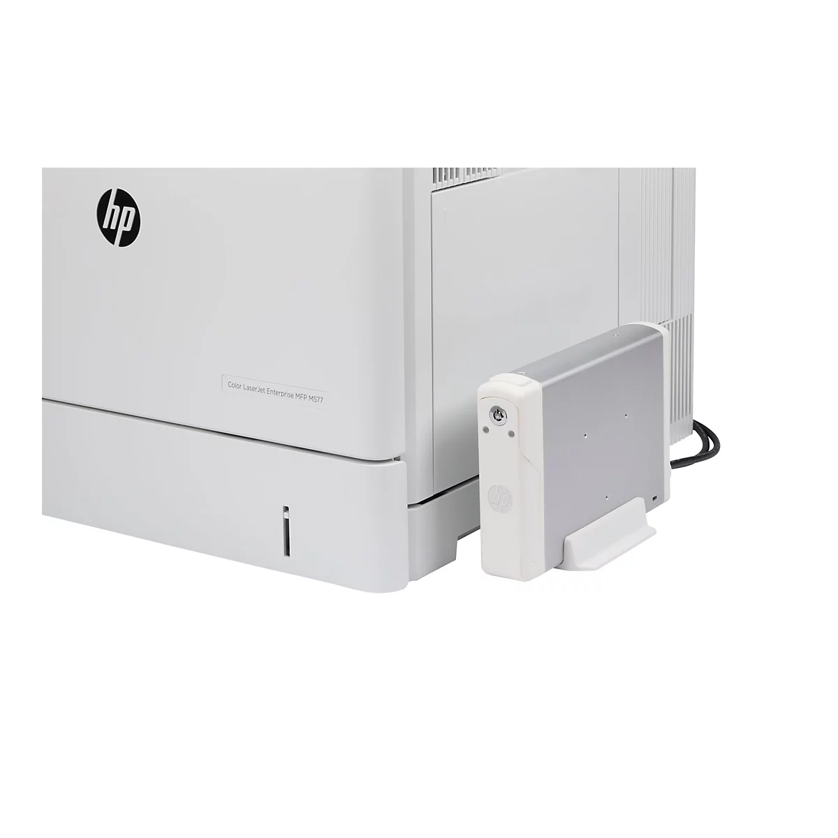 Nahaufnahme eines weißen HP-Druckers mit angeschlossener Festplatte. Auf dem Drucker ist das HP-Logo zu sehen, sowie der Schriftzug 'Color LaserJet Enterprise MFP M577'.