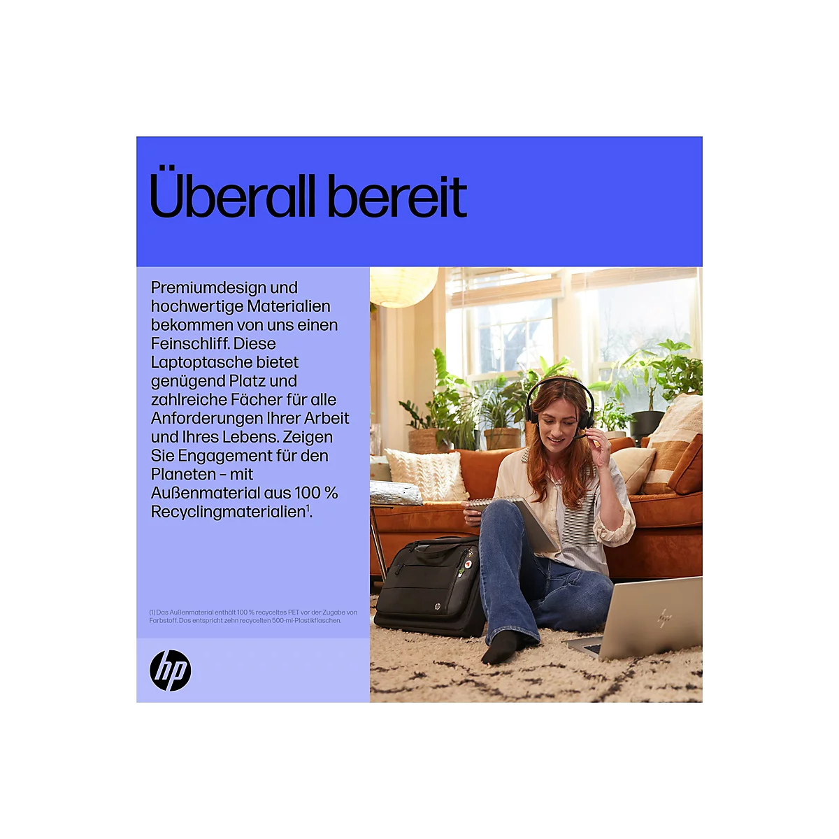Eine junge Frau sitzt auf dem Boden vor einem Sofa und arbeitet an einem Laptop. Sie trägt ein Headset und ein Notizbuch. Neben ihr liegt eine schwarze Laptoptasche.