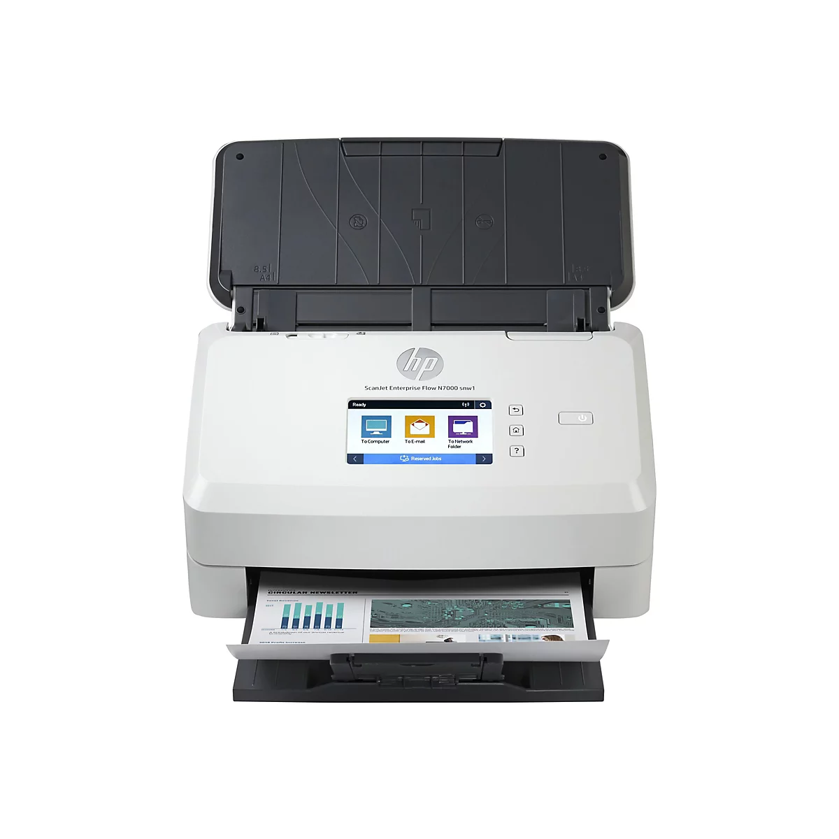 Ein weißer HP-Scanner mit geöffnetem Deckel, zeigt ein Bedienfeld mit Funktionen. In der Ausgabeschale liegt ein gedrucktes Dokument.
