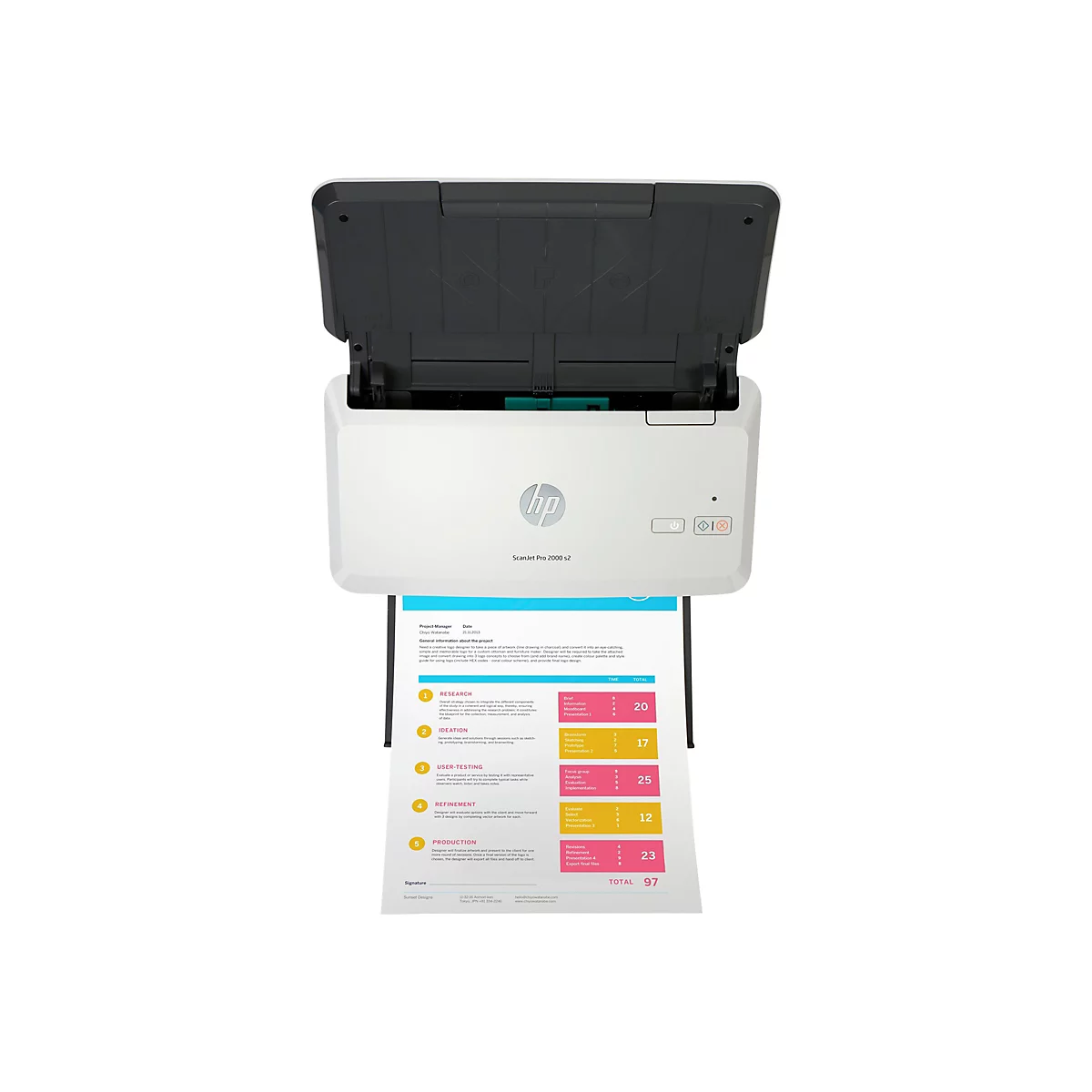 Ein weißer HP-Scanner mit geöffnetem Deckel steht auf einem Blatt Papier mit Text und farbigen Balken. Auf dem Scanner sind die Bedienelemente und das HP-Logo sichtbar.