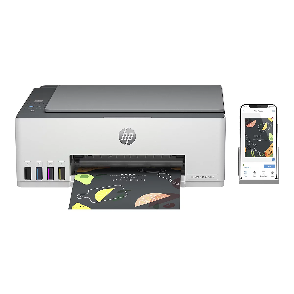 Ein weiß-grauer HP Smart Tank 5105 Drucker, der ein farbiges Kochbuch mit dem Titel "HEALTH RECIPES" ausdruckt. Auf einem Smartphone wird die Druckvorschau der Seite mit Obst und Gemüse angezeigt.