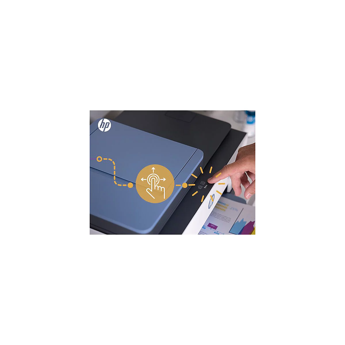 Ein Mann drückt einen Knopf an einem HP-Drucker. In der Nähe: ein Touchscreen-Symbol.
