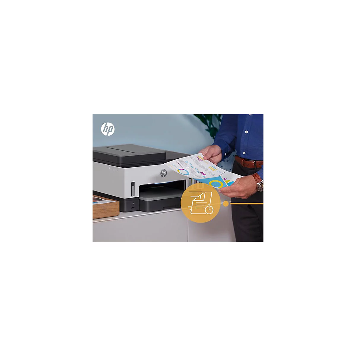 Mann hält gedrucktes Papier vor Drucker, HP Logo im Bild. Büro-Szenario.