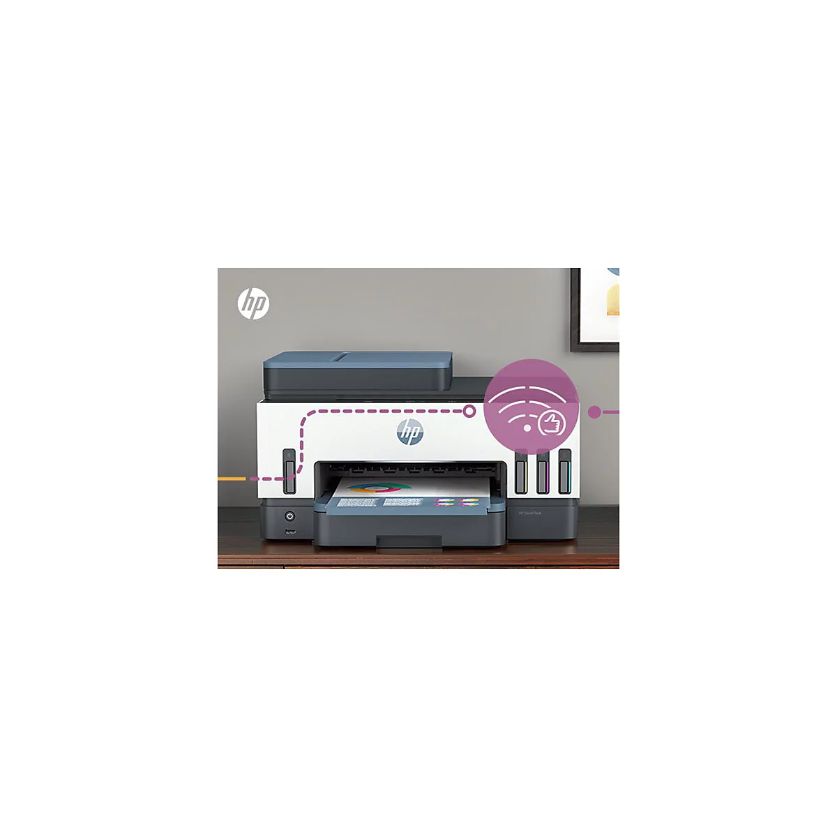 Ein HP Smart Tank-Drucker, der eine farbige Seite druckt. Ein lila Wi-Fi-Symbol mit Daumen-hoch-Geste ist abgebildet.