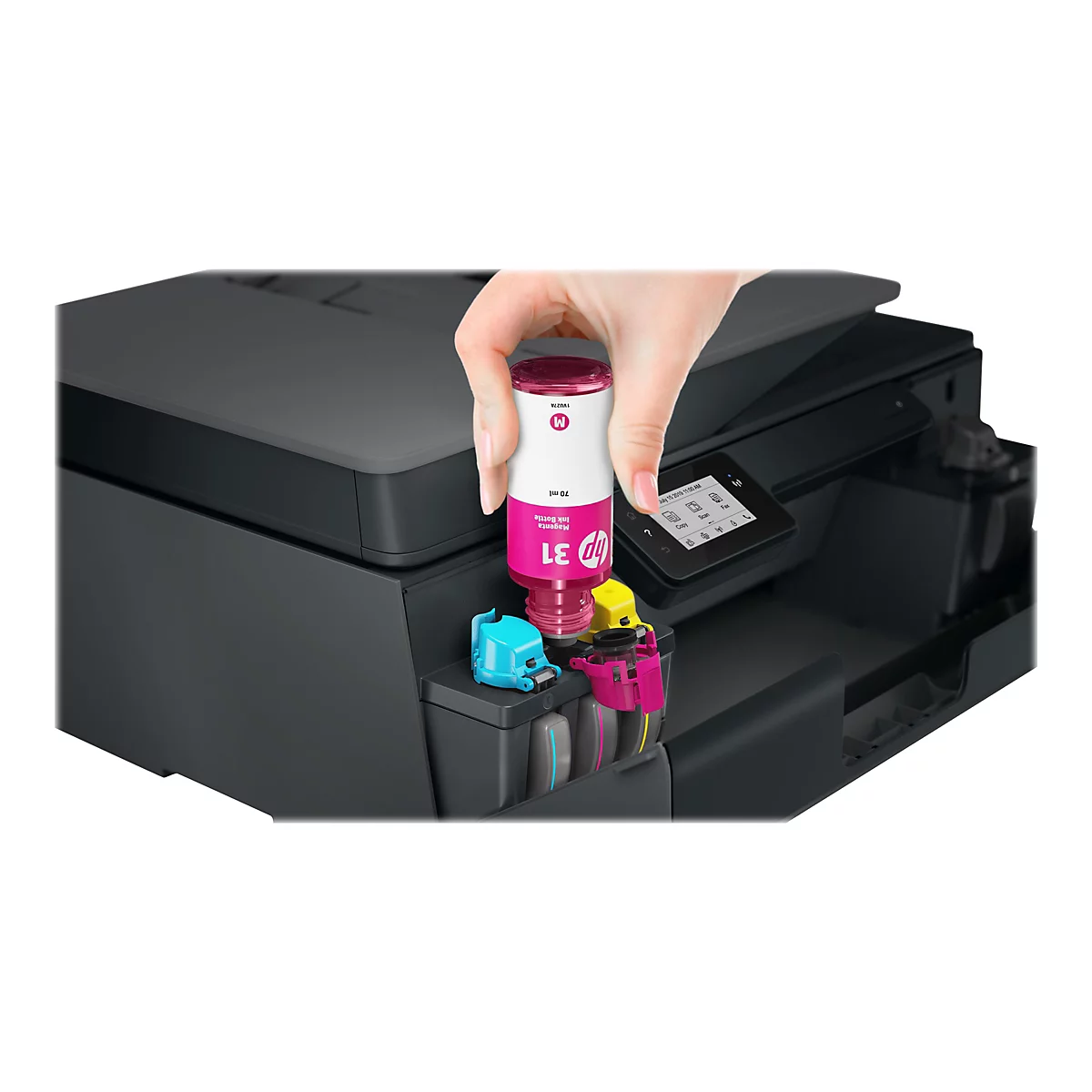 Nahaufnahme einer Hand, die eine magenta Tintenpatrone in einen Drucker einsetzt. Der Drucker ist schwarz, auf dem Display steht "July 15 2019 11:00 AM".