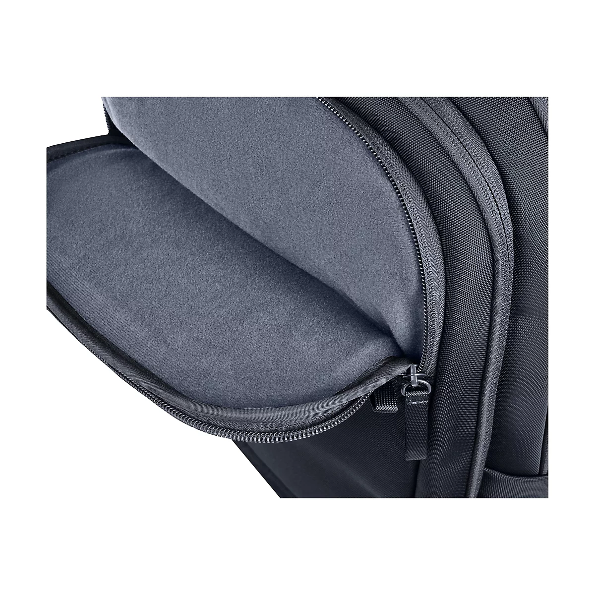 Detailansicht eines geöffneten, grauen Laptop-Innenfachs eines Rucksacks mit weichem Innenfutter.
