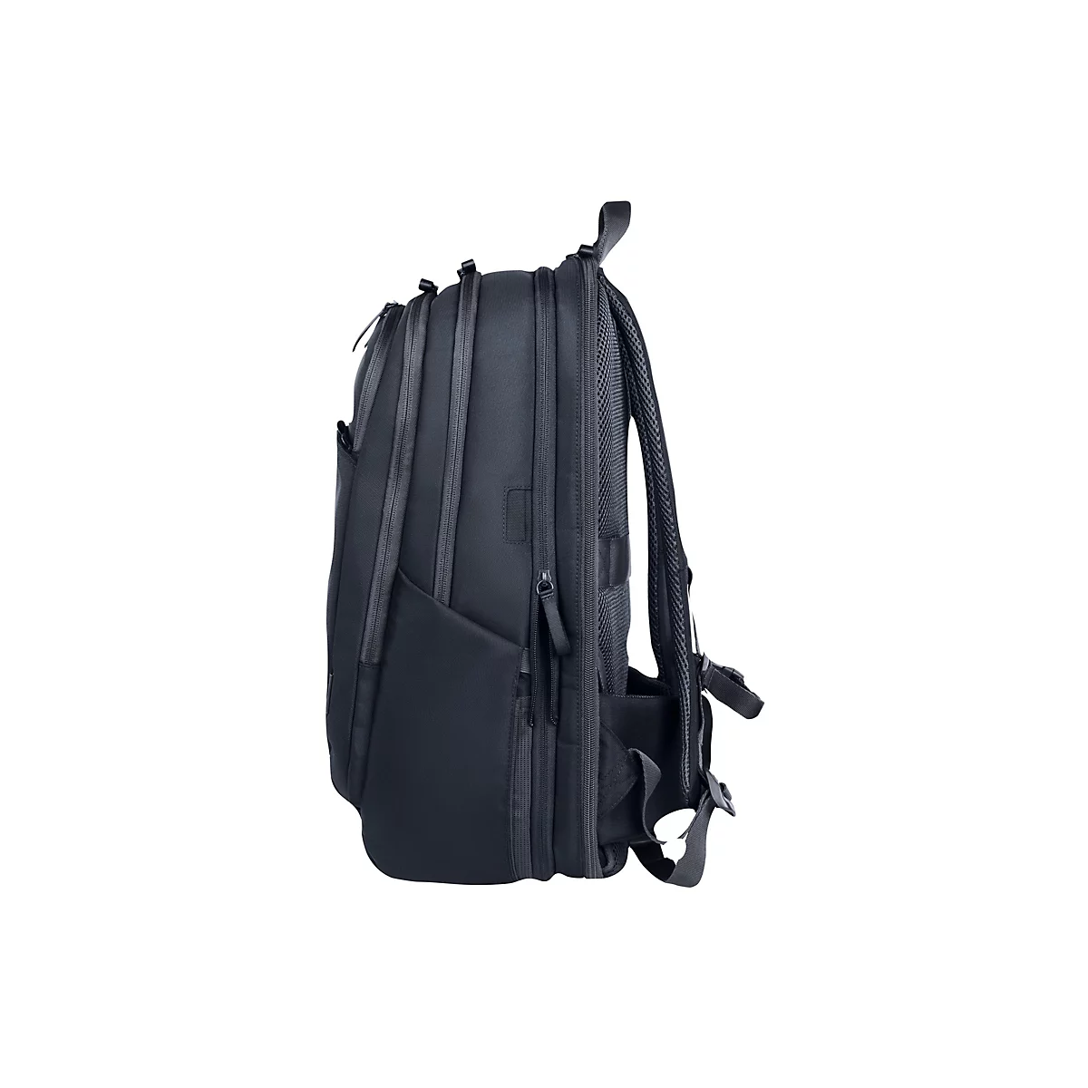 Schwarzer Rucksack in Seitenansicht. Details: Reißverschlüsse, gepolsterte Gurte, modernes Design.