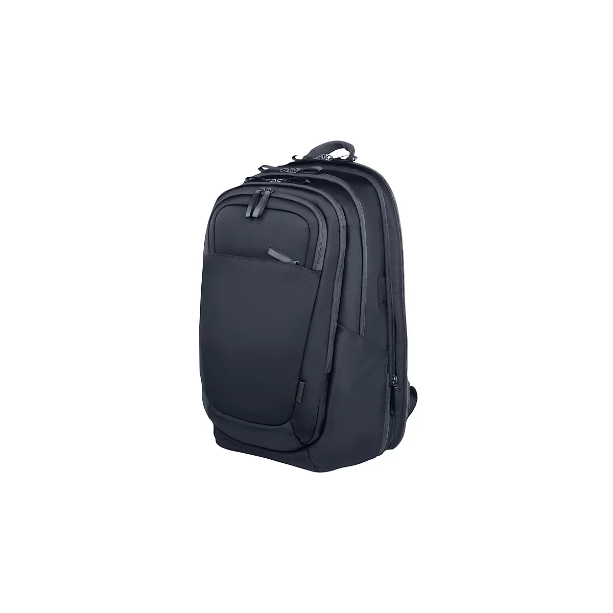 Ein schwarzer Rucksack, der vor weißem Hintergrund freigestellt ist. Er hat mehrere Fächer mit Reißverschlüssen.