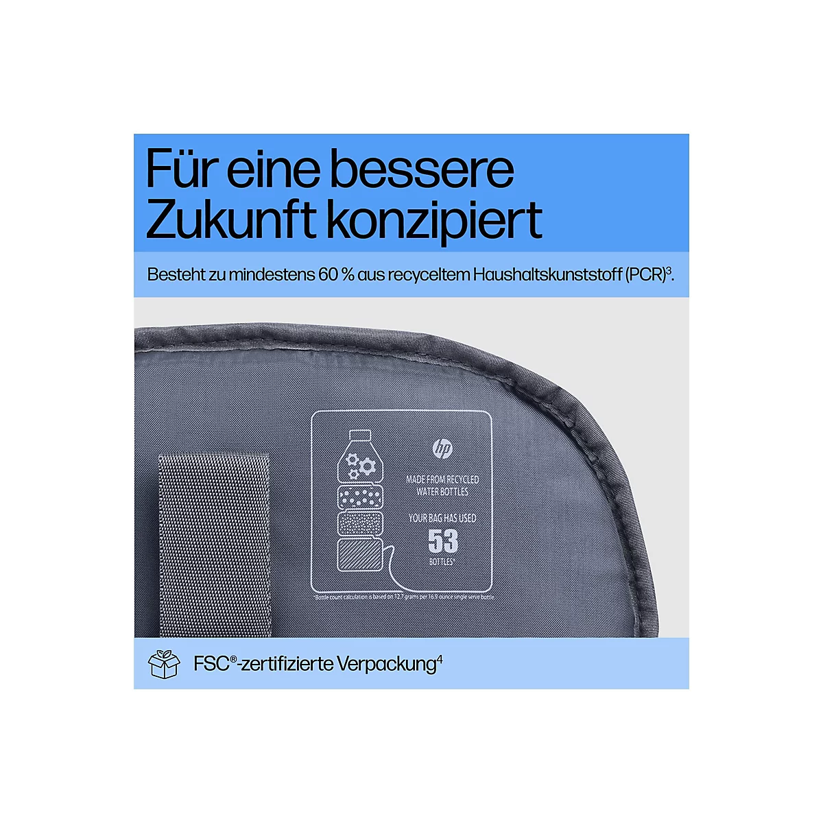 Detailaufnahme einer grauen Tasche mit Text: „Für eine bessere Zukunft konzipiert“. Ein Etikett zeigt das Logo, es wurden 53 Flaschen recycelt.