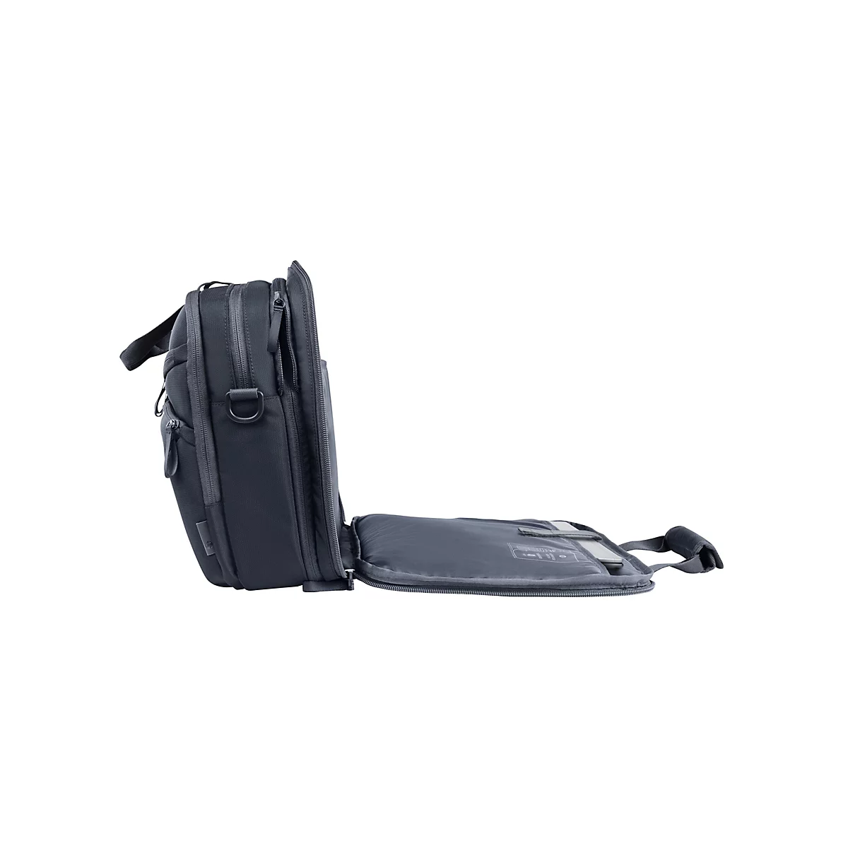 Schwarze Laptoptasche von der Seite, ein Fach ist weit geöffnet, auf weißem Hintergrund.