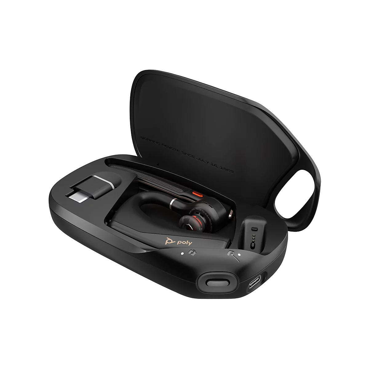 Schwarzes Poly Bluetooth-Headset in einem offenen Ladeetui mit dem Schriftzug Working remote since July 16, 1969.