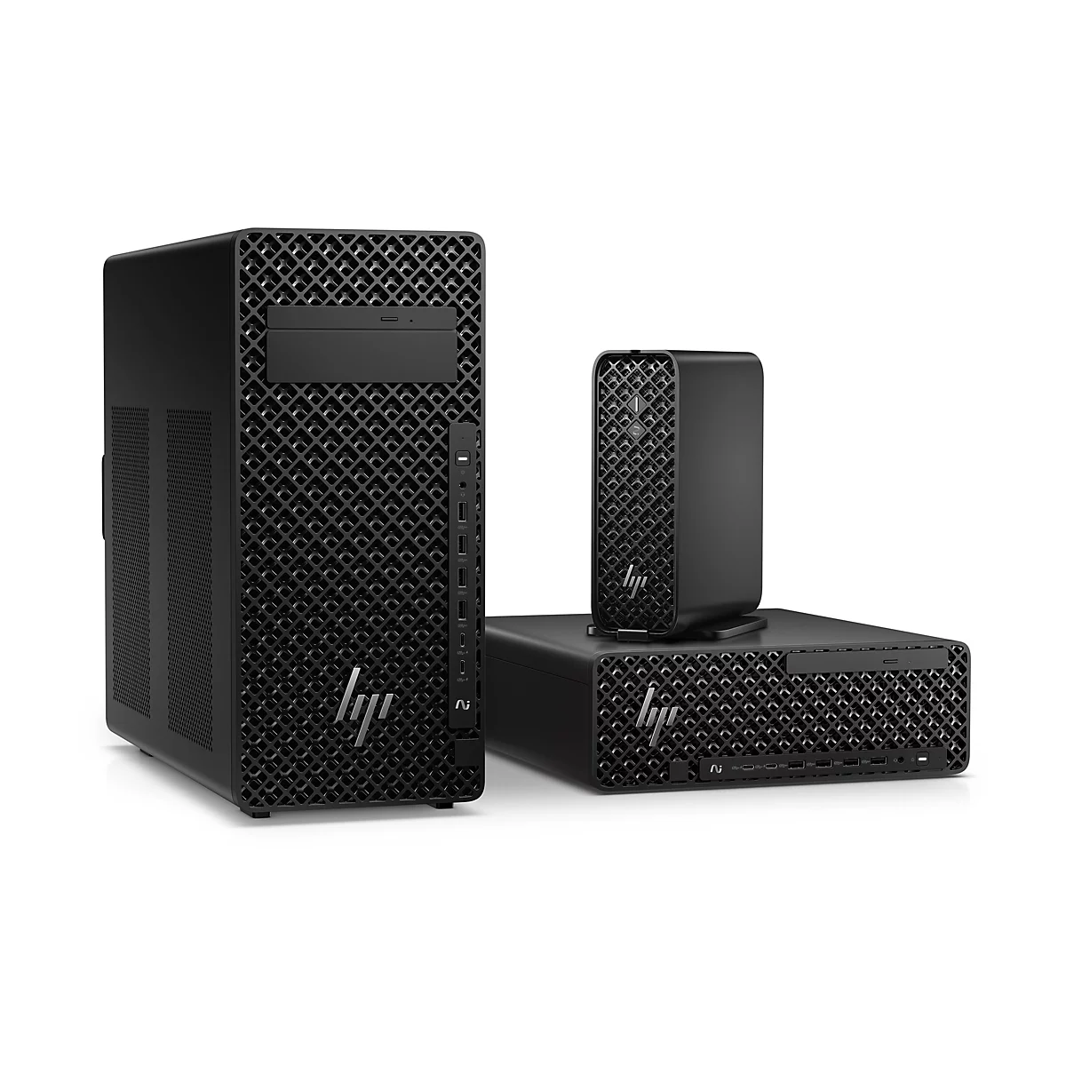 Drei schwarze Computer auf weißem Hintergrund. Ein Tower-PC, eine kleine Box und ein Würfel-PC.
