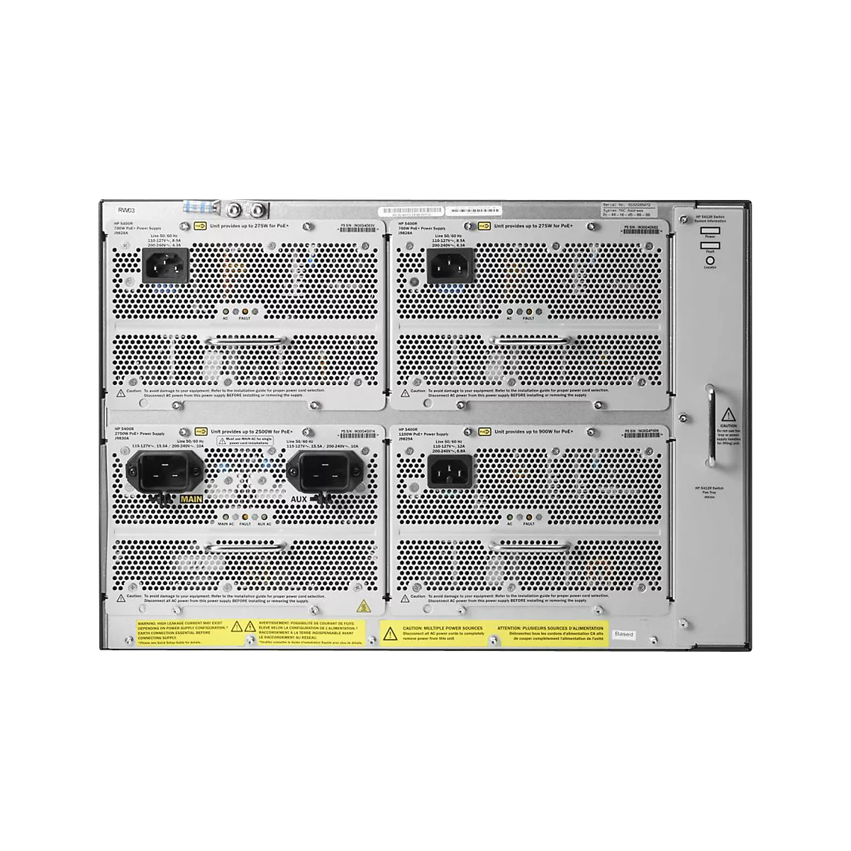 Un appareil électronique gris avec plusieurs connexions d'alimentation. Étiquettes avec des avis d'avertissement et des détails techniques.