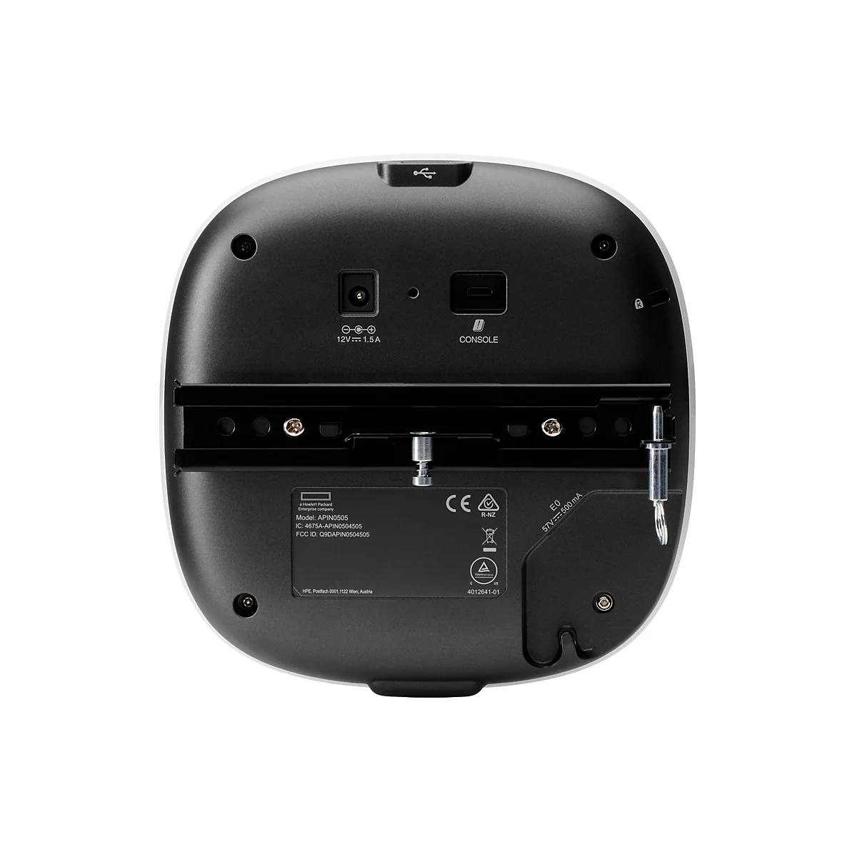 Nahaufnahme der Unterseite eines weißen, abgerundeten elektronischen Geräts. Es hat verschiedene Anschlüsse, darunter einen Stromanschluss, einen Konsolenanschluss und einen USB-Anschluss. Auf dem Gerät sind auch verschiedene Beschriftungen und Logos z...