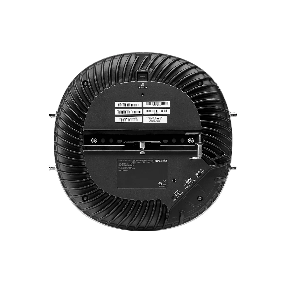 Draufsicht auf die Rückseite eines schwarzen, runden Aruba Wireless Access Points. Zahlreiche Seriennummern und Produktinformationen sind zu sehen.