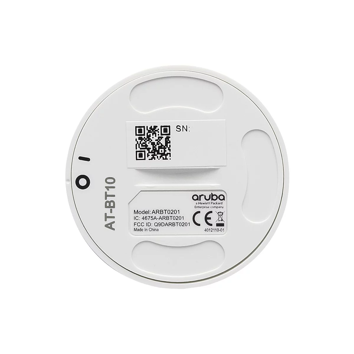 Nahaufnahme eines weißen, runden Geräts mit Aufdrucken. Logos, Modell- und Seriennummern sind zu sehen.