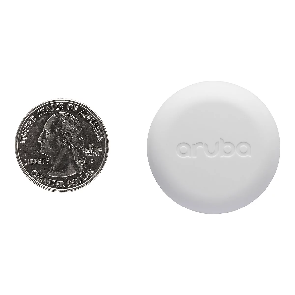 Rechteckiger, weißer Aruba-Knopf neben einer Vierteldollarmünze zum Größenvergleich. Auf dem Knopf steht "aruba".