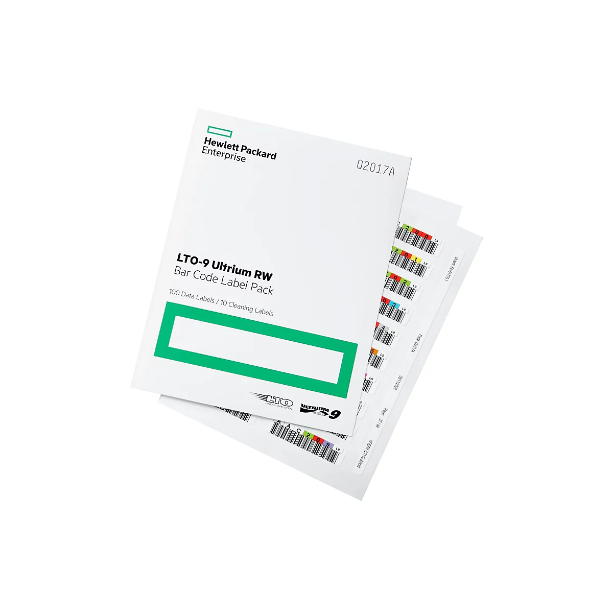 Auf weißem Hintergrund liegt eine Packung Barcode-Etiketten. Auf der Packung stehen Texte wie "Hewlett Packard Enterprise", "LTO-9 Ultrium RW Bar Code Label Pack" und "100 Data Labels / 10 Cleaning Labels". Etiketten mit farbigen Barcodes sind sichtbar.