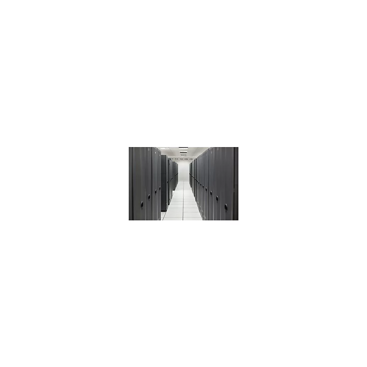 Reihen von Server-Racks in einem Rechenzentrum. Graue Schränke säumen einen Flur mit weißen Fliesen. Über den Schränken sind Nummern zu sehen.