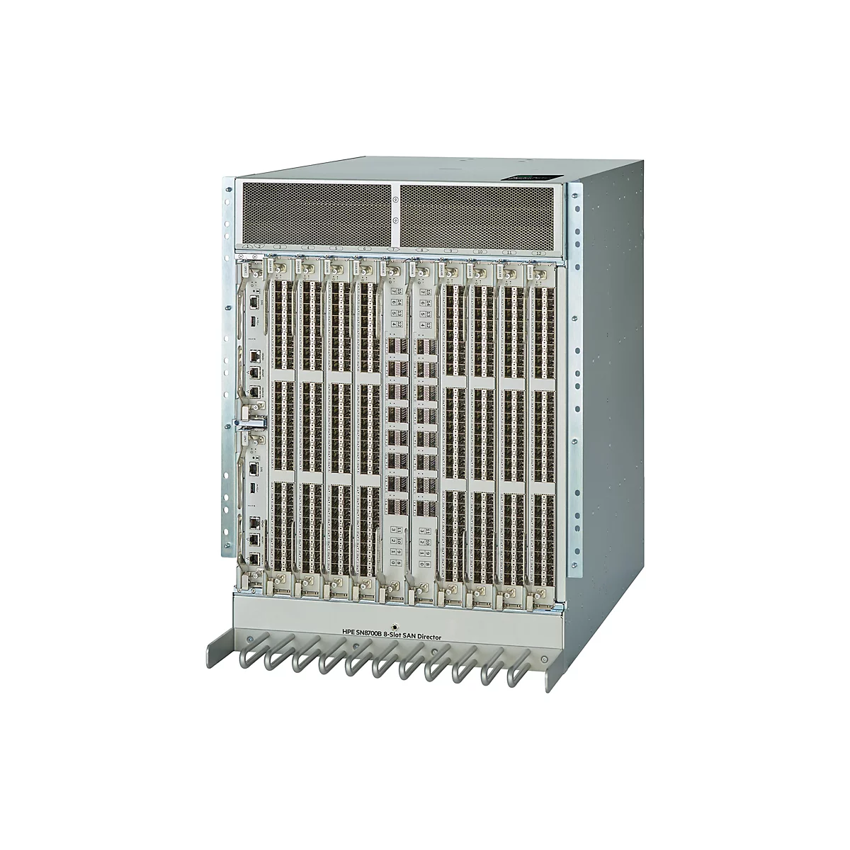 Ein graues Serverrack mit zahlreichen Anschlüssen. Der Text lautet: HPE SN8700B 8-Slot SAN Director.