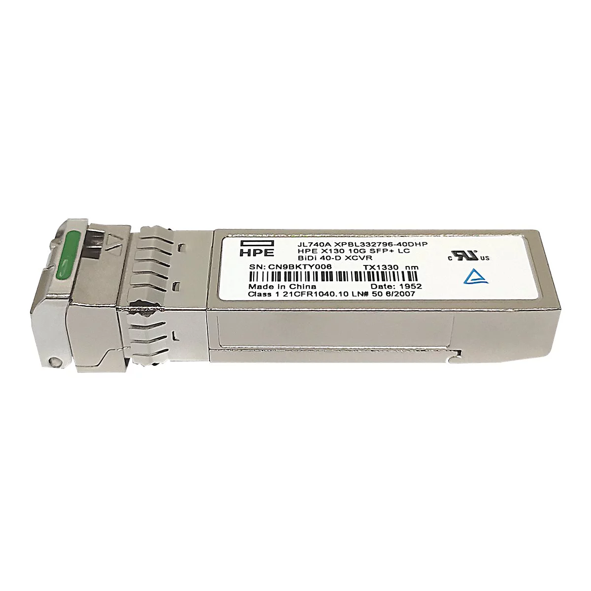 Ein silberner HPE SFP+ Transceiver mit grünem Clip. Auf der Oberseite sind Produktdetails aufgedruckt.