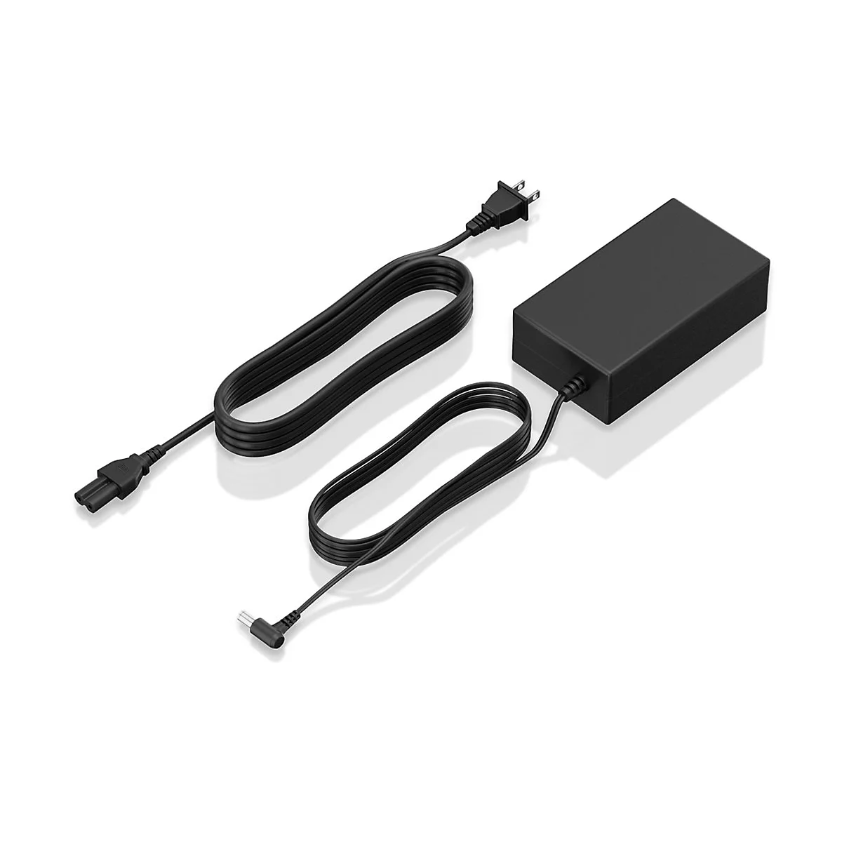 Ein schwarzes Netzteil mit Kabeln auf weißem Hintergrund.