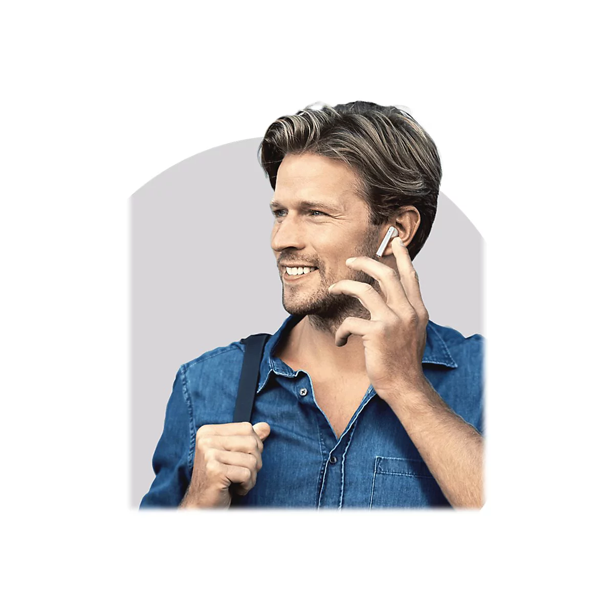 Ein lächelnder Mann setzt einen kabellosen Ohrhörer ein, der einen Rucksack trägt.