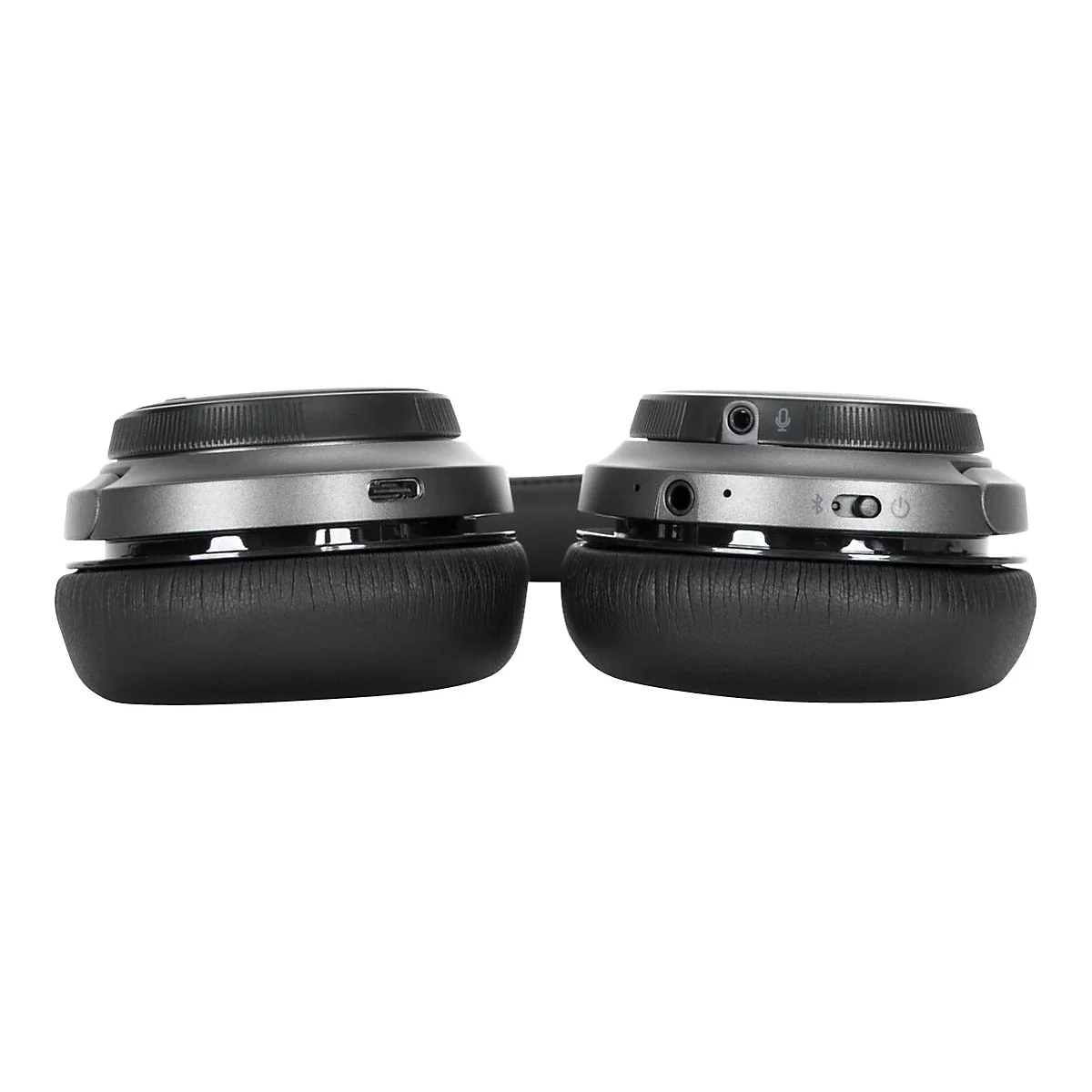 Nahaufnahme eines grauen Over-Ear-Kopfhörers. Beide Ohrmuscheln sind von vorne zu sehen, Detailansicht der Bedienelemente.