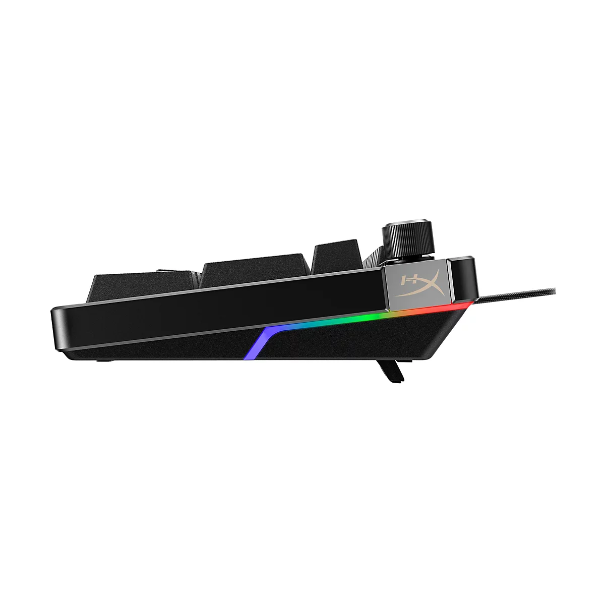 Nahaufnahme einer schwarzen mechanischen Tastatur, von der Seite gesehen. Mit farbiger LED-Beleuchtung und HyperX-Logo.