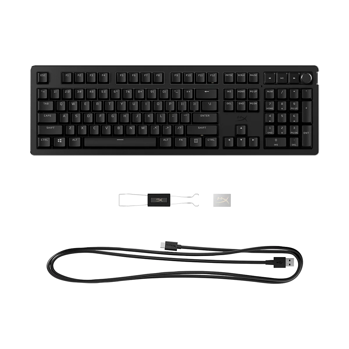 Schwarze mechanische Tastatur von oben, mit USB-Kabel und Tastenkappen-Abzieher. Das HyperX-Logo ist auf der Tastatur und dem Zubehör deutlich sichtbar.