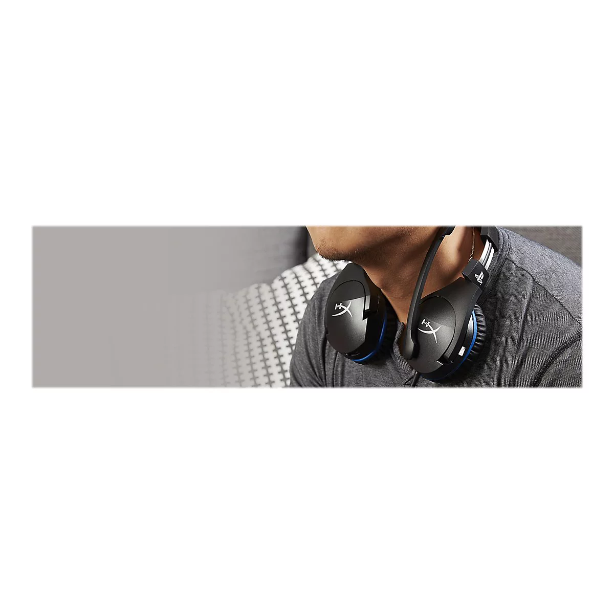 Nahaufnahme eines Mannes, der ein Gaming-Headset trÃ¤gt. Das schwarze Headset hat blaue Akzente und das HyperX-Logo.