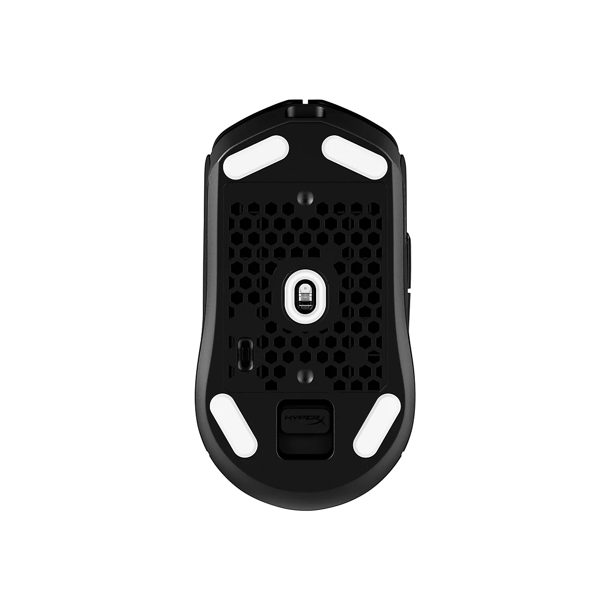 Draufsicht auf eine schwarze Gaming-Maus, Unterseite. Sichtbar sind weiße Gleitfüße, Belüftungsöffnungen und das HyperX-Logo.