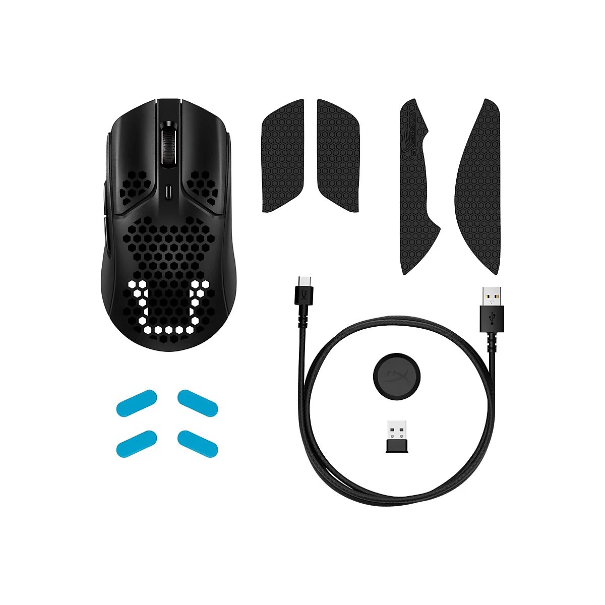 Souris de jeu noire et accessoires sur fond blanc. Souris avec motif en nid d'abeilles, câble, récepteur, autocollants.