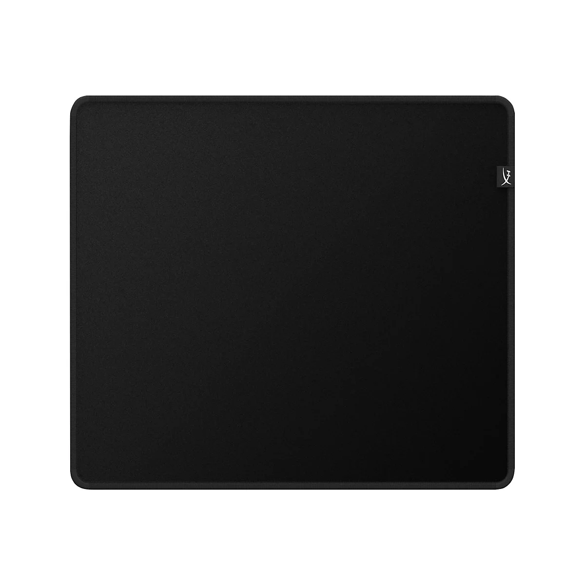 Schwarzes rechteckiges Mousepad mit abgerundeten Ecken und Logo in der rechten oberen Ecke.