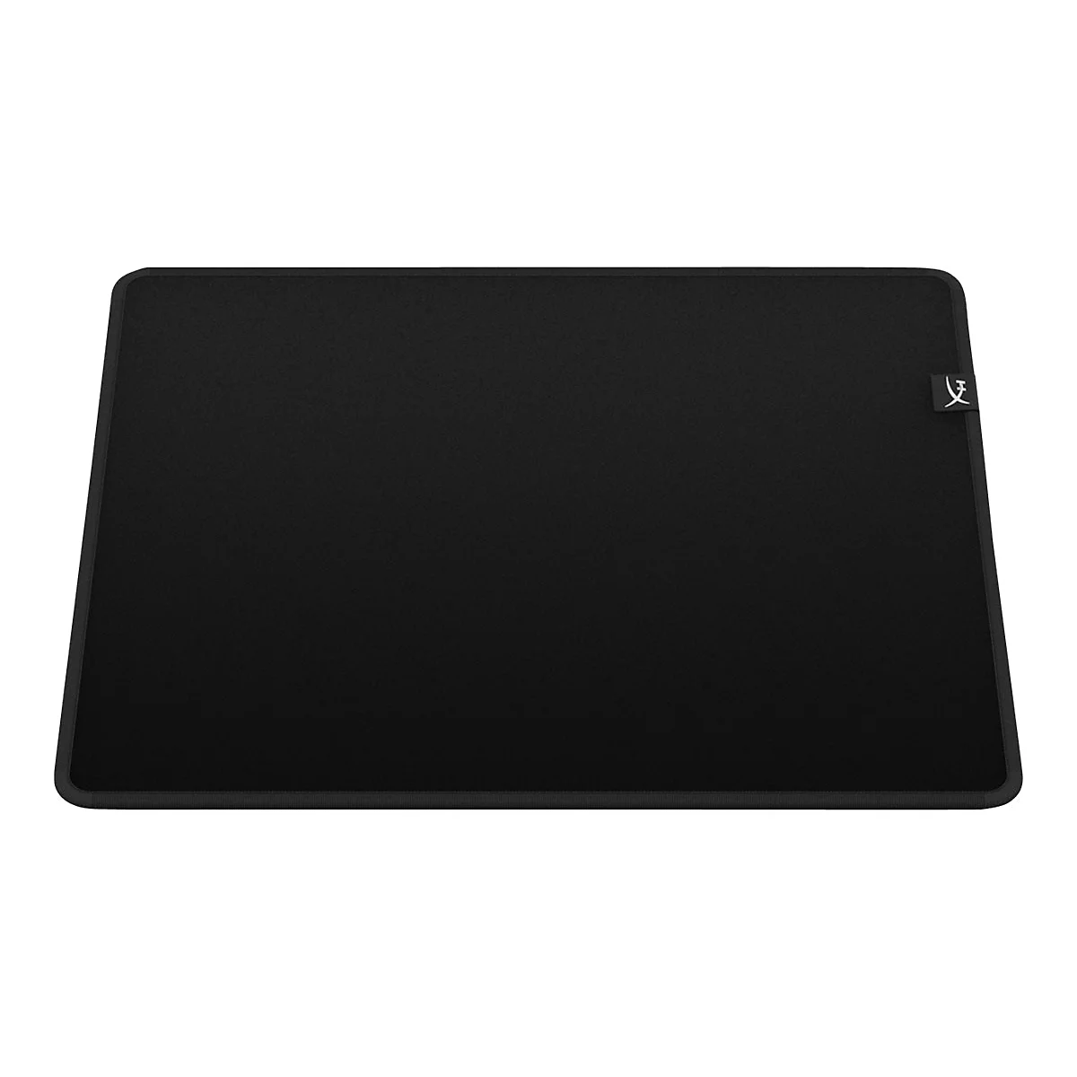 Tapis de souris rectangulaire noir avec un logo dans le coin droit.