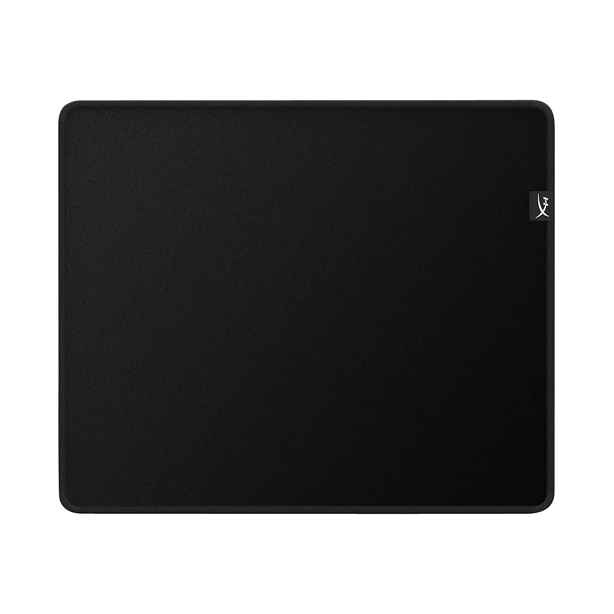 Tapis de souris rectangulaire noir avec des coins arrondis. Un logo blanc se trouve en haut à droite.