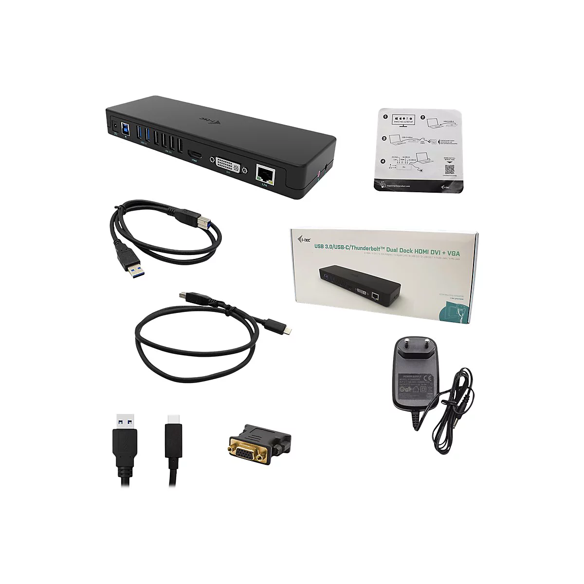Mehrere Teile einer USB-C-Dockingstation mit Kabeln und Netzteil auf weißem Hintergrund.