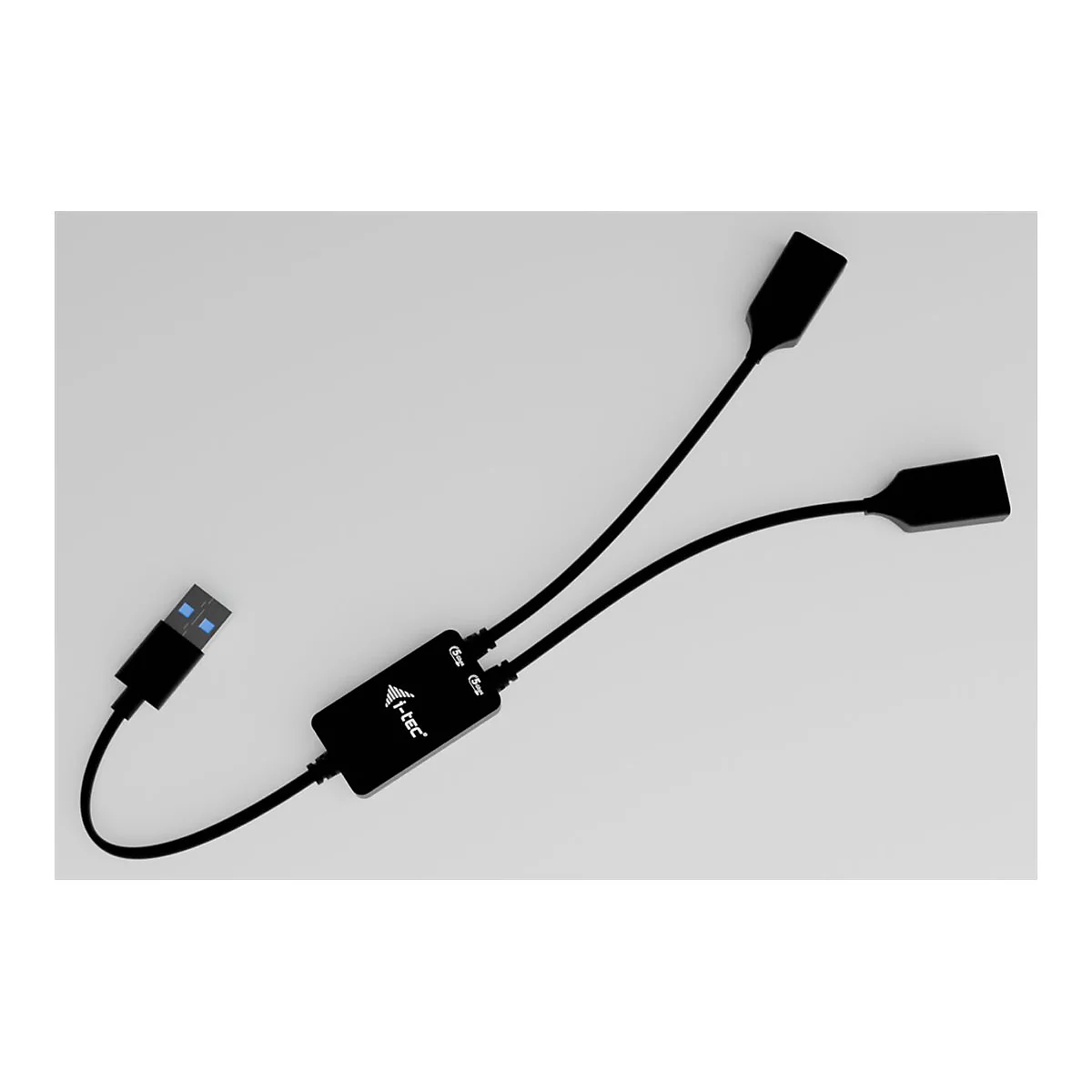 Schwarzes USB-Kabel mit zwei Enden und einem Stecker. Auf einem schwarzen Kasten ist der Schriftzug "i-tec" zu sehen.