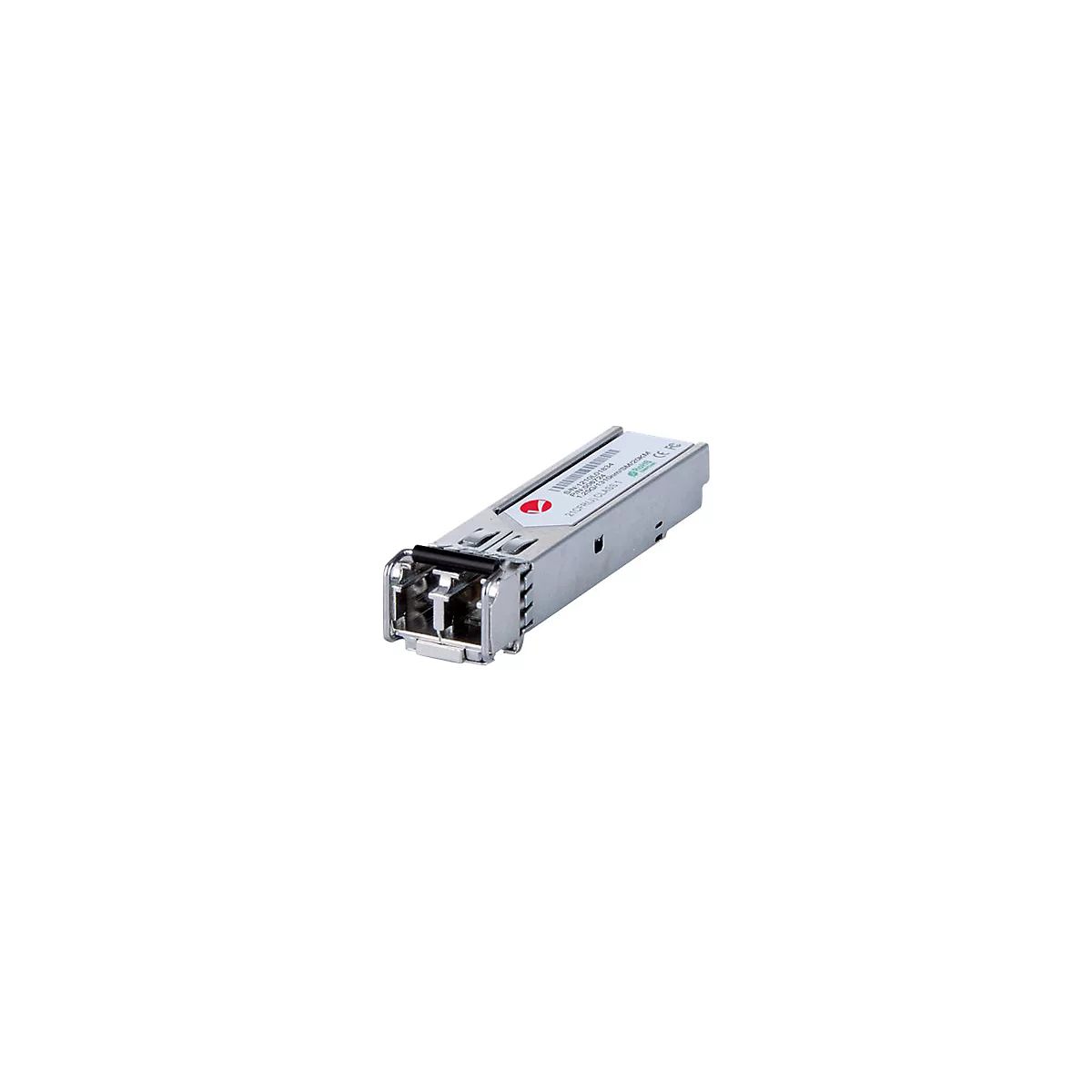 Ein silberner SFP-Transceiver-Modul mit weißem Aufkleber, isoliert vor weißem Hintergrund.