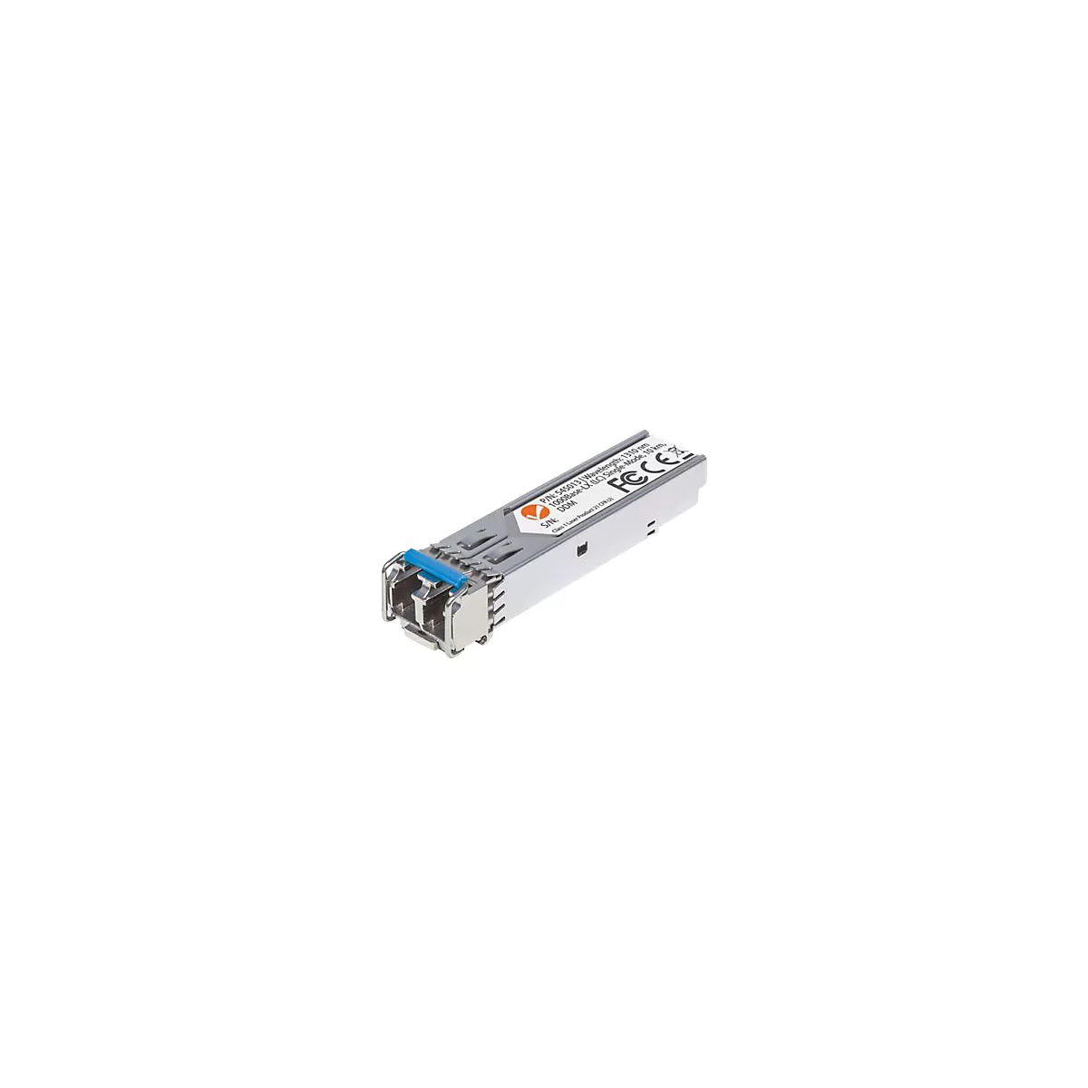 Ein silberner SFP-Transceiver-Modul mit blauem Hebel und weißem Etikett vor weißem Hintergrund.