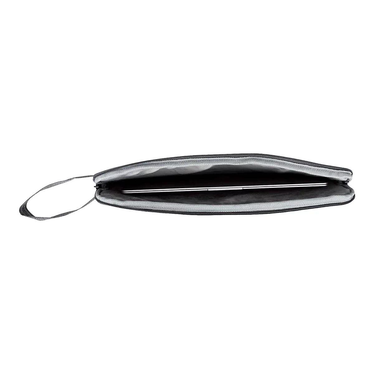 Von oben geöffnete, schwarze Laptoptasche mit einem silbernen Laptop im Inneren, vor weißem Hintergrund.