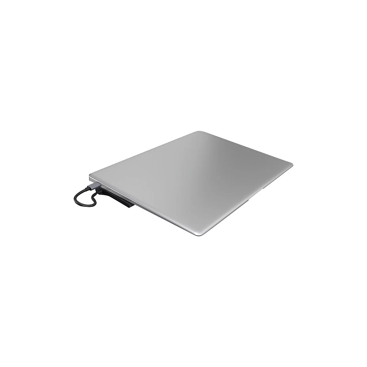 Silberner Laptop mit schwarzem Anschlusskabel, leicht schrÃ¤g von oben fotografiert.