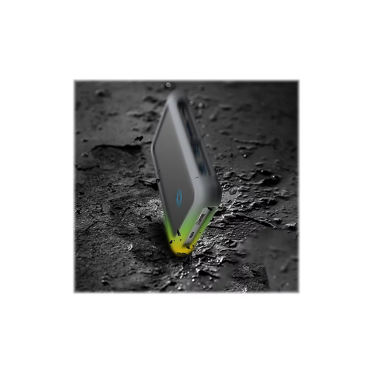 Smartphone in Schutzhülle liegt auf dunklem Untergrund mit Wasserspritzern. Die Hülle ist grün und gelb beleuchtet.