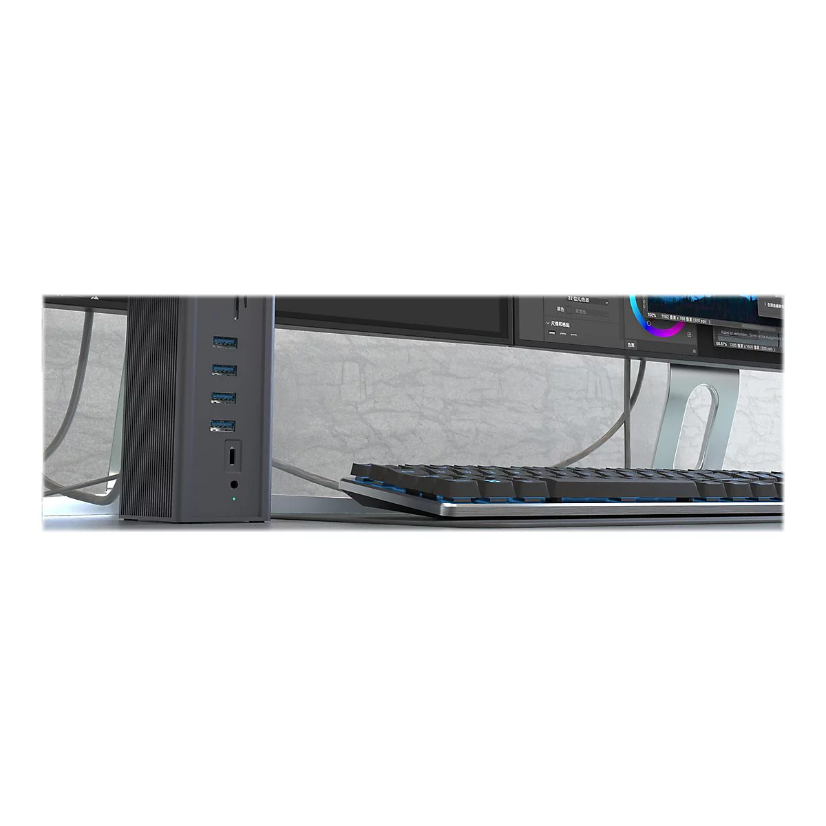 Schwarzer Dockingstation mit verschiedenen AnschlÃ¼ssen, Tastatur und Monitor im Hintergrund. Kabel sind zu sehen.