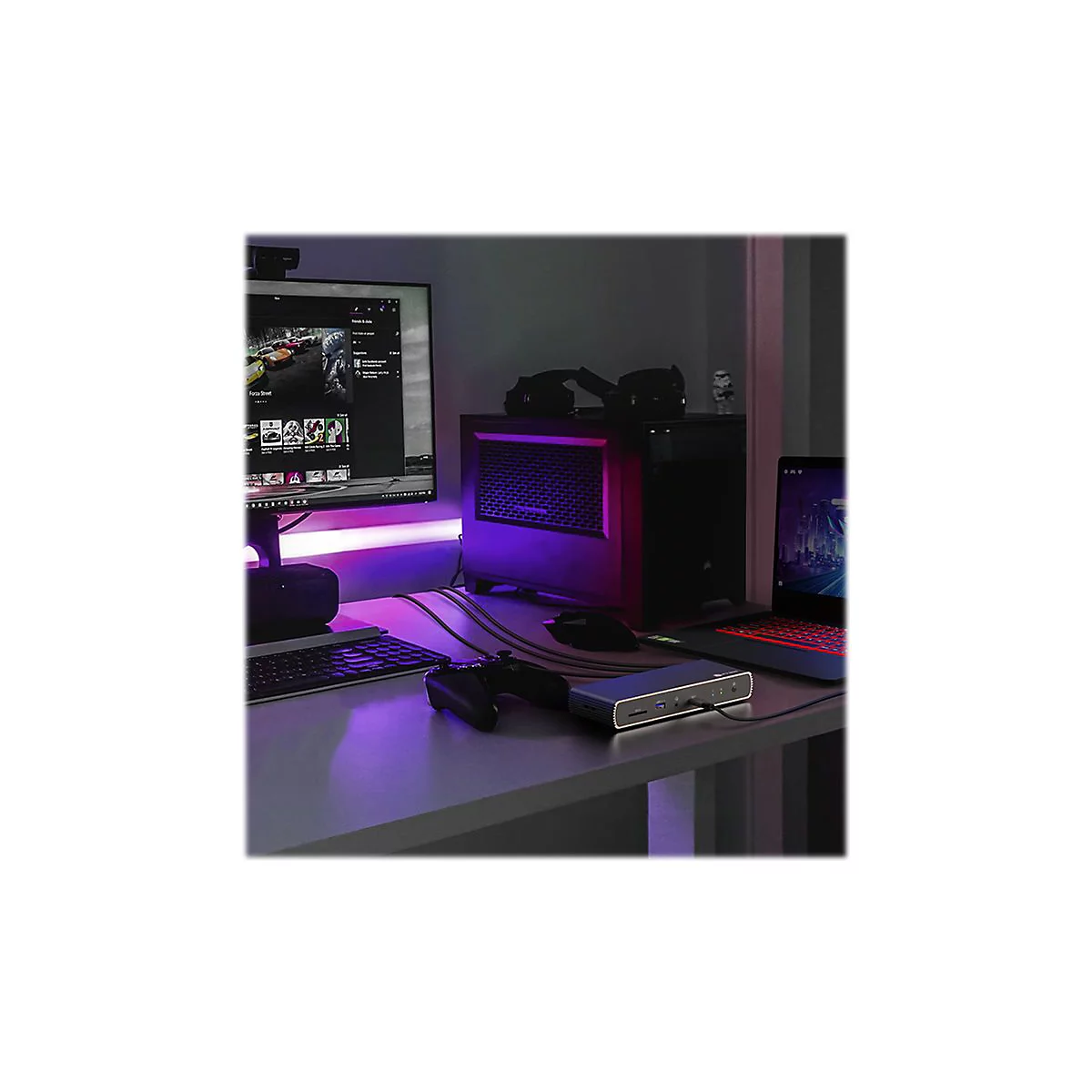 Schreibtisch mit Gaming-ZubehÃ¶r: PC, Monitor, Laptop, Controller, KopfhÃ¶rer. Lila Licht.