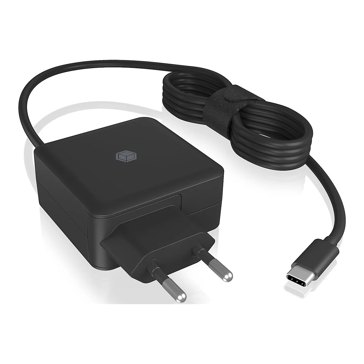 Chargeur noir avec câble, prise et connecteur USB-C sur fond blanc.