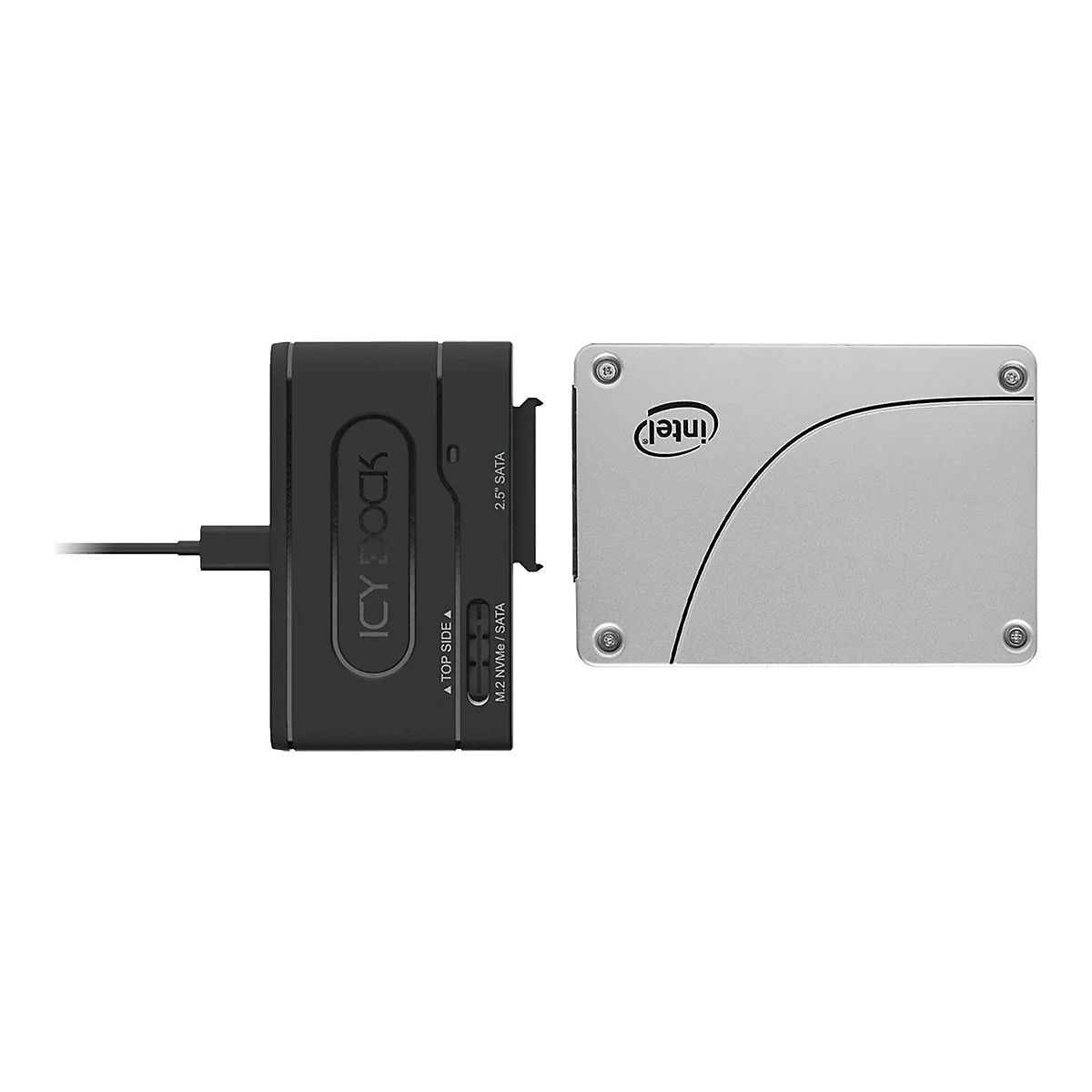Schwarzer ICY DOCK Adapter mit einem silbernen Intel SSD, Kabel verbunden.