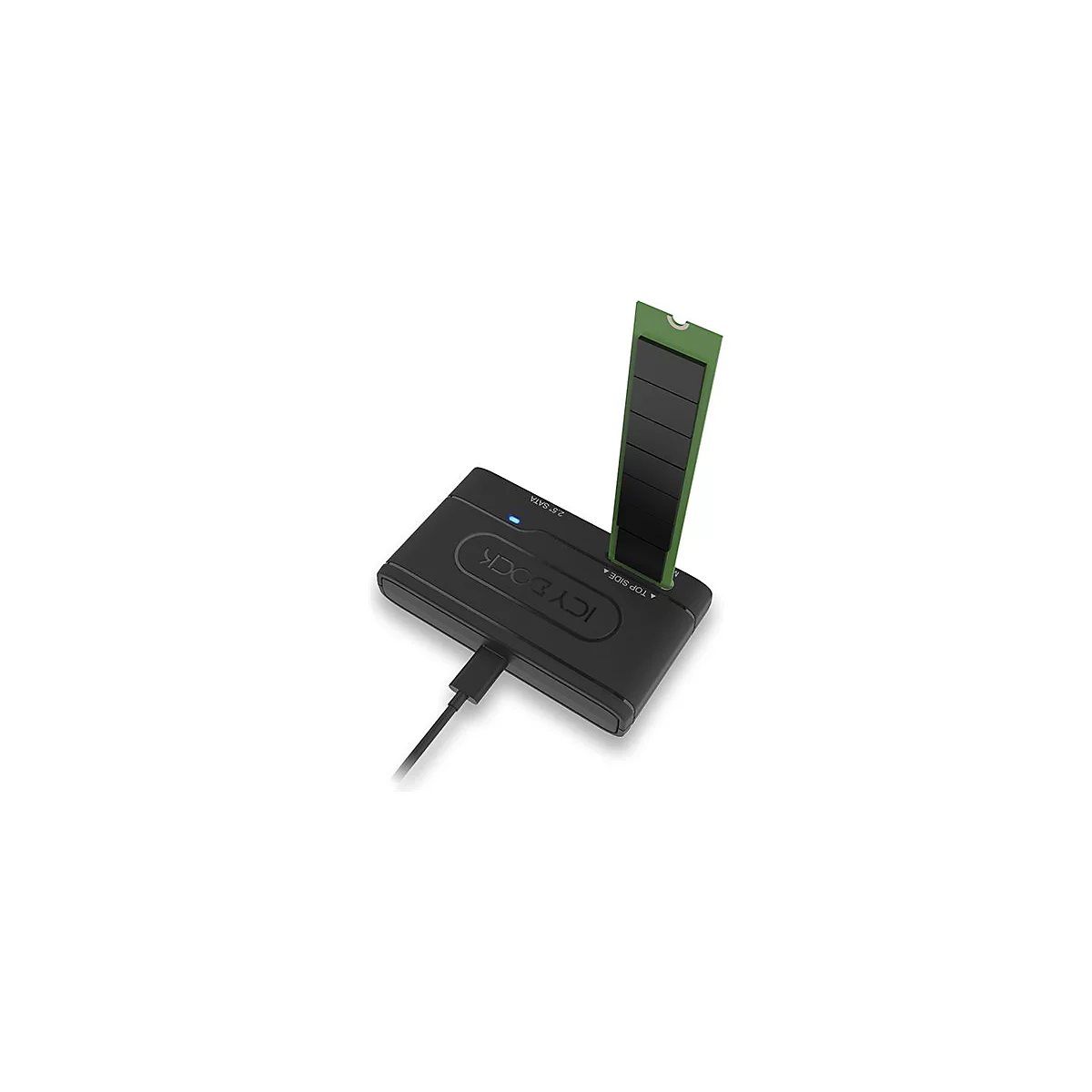Ein schwarzes ICY DOCK-GerÃ¤t mit einem vertikal eingesteckten grÃ¼nen Speichermodul. Ein Kabel ist angeschlossen.